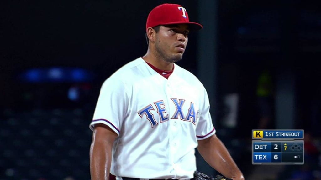 Rangers bring back reliever Ricardo Rodriguez