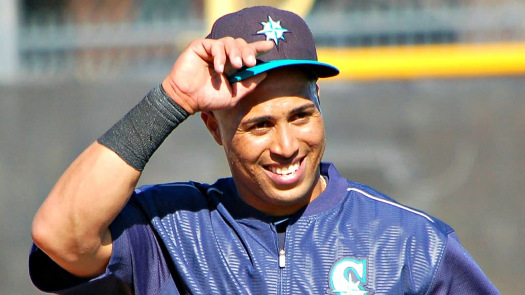 Leonys Martin takes the field at Mariners Spring Training on Sunday. (Greg Johns/MLB.com)