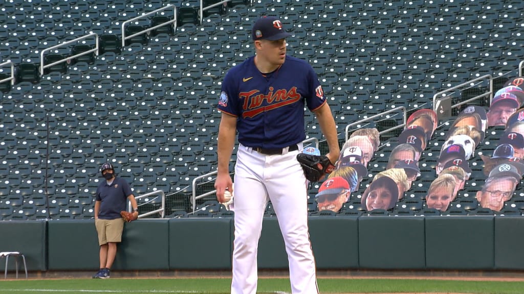 Twins' Willians Astudillo throws two 46 mph strikes (video