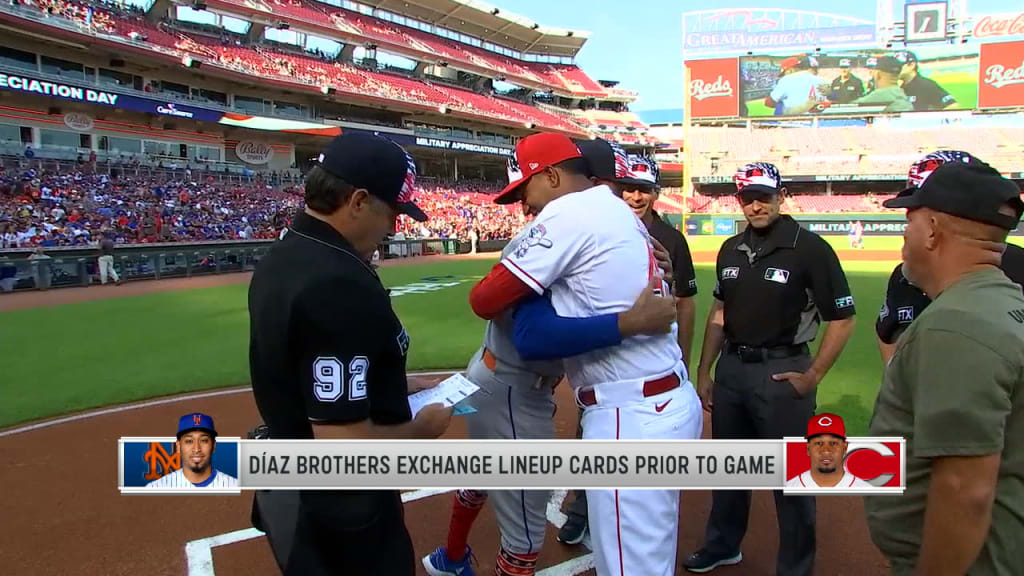 Cincinnati Reds - Alexis Díaz and his brother, Mets closer Edwin Díaz,  exchanged lineup cards before Tuesday's Reds-Mets game. Fifty members of  their family made the trip from Puerto Rico to New