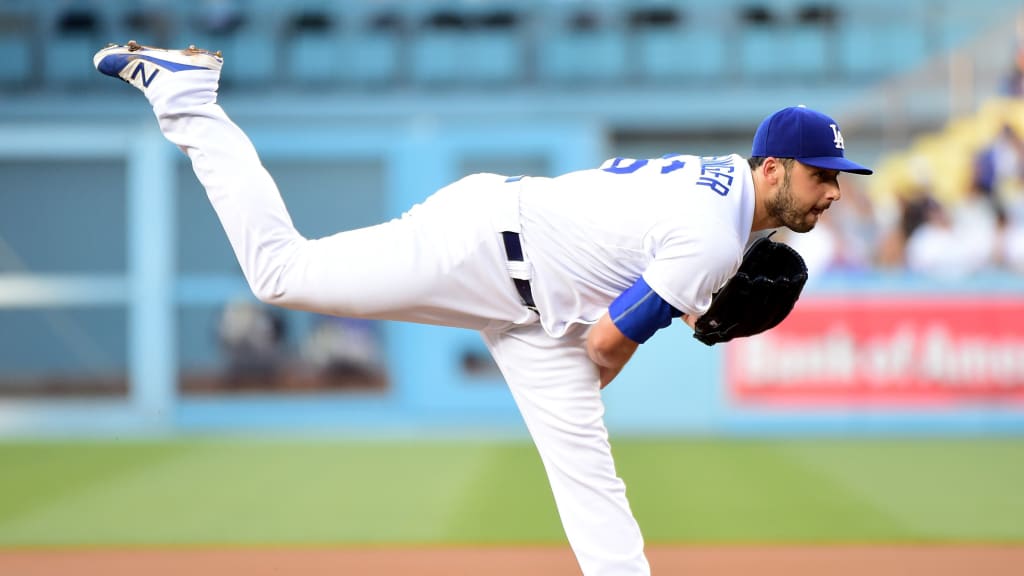 El abridor de los Dodgers Mike Bolsinger permitió seis carreras y siete hits en 5 1/3 entradas.