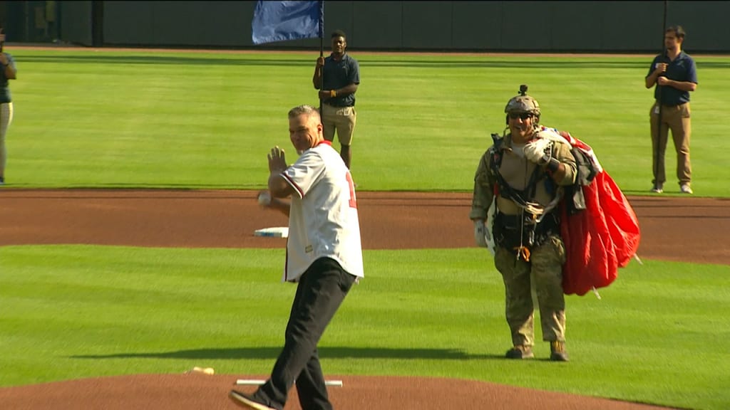 Chipper Jones flubs foul ball in stands at Braves' NLDS Game 3