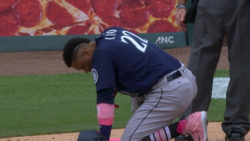 Dee Gordon exits Mariners game vs. Yankees after taking a fastball off the  wrist