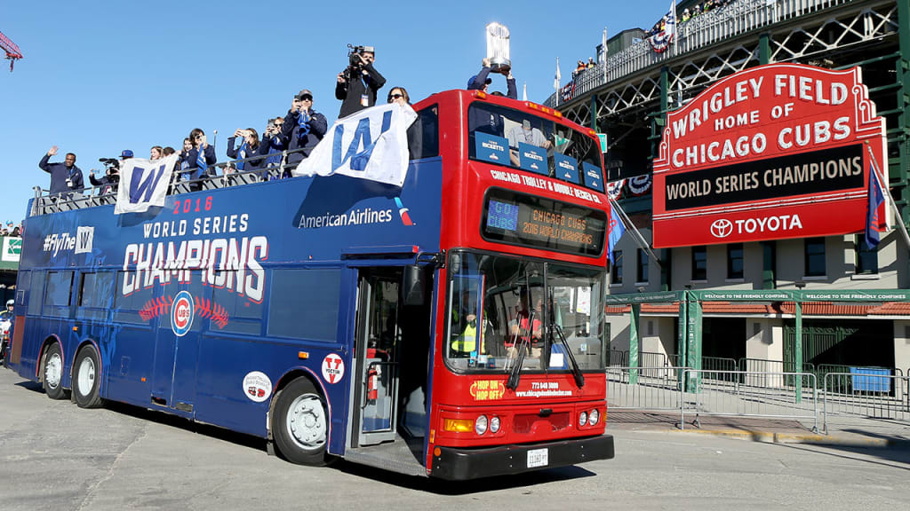 Fans can take a picture with the Commissioner's Trophy at the Cubs Convention. (Getty)