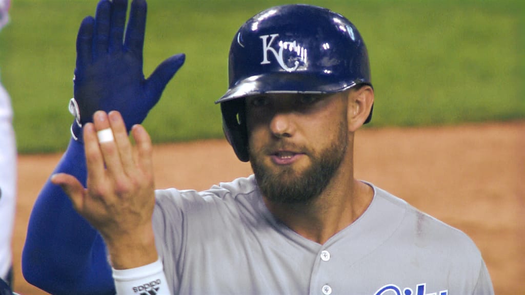 Gordon re-signs with Royals