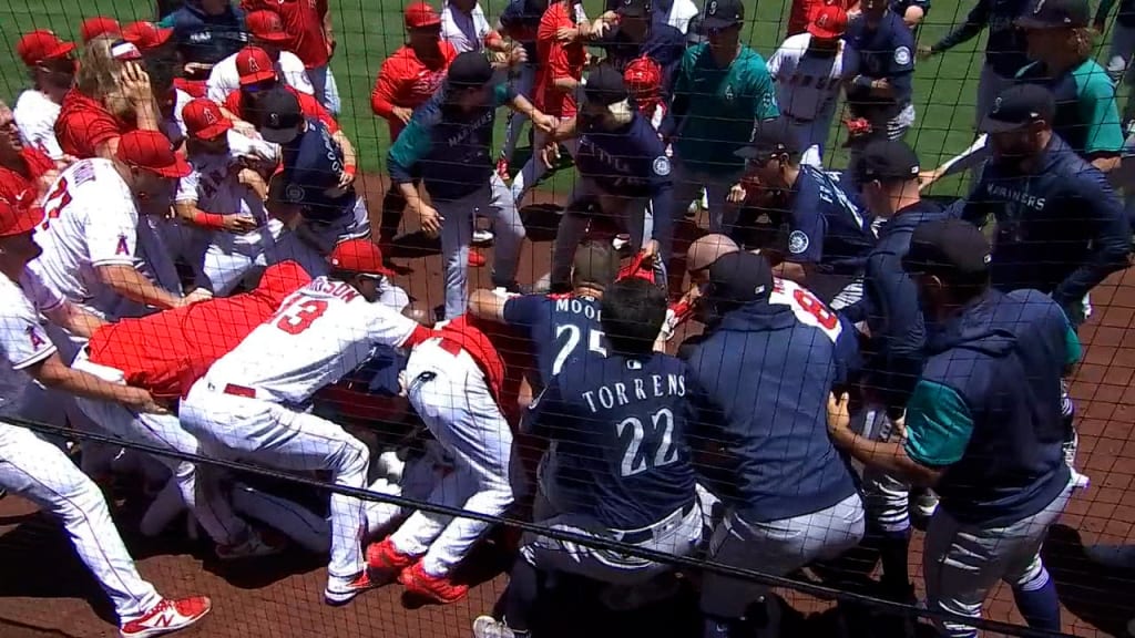 Mariners' Jesse Winker enjoys post-brawl pizza after fan has one delivered  to him at Angel Stadium