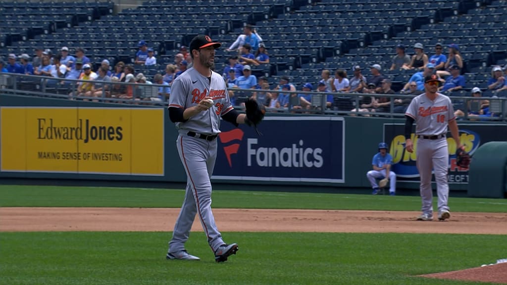 Harvey ends his 9-game skid, pitches Orioles past Royals 5-0