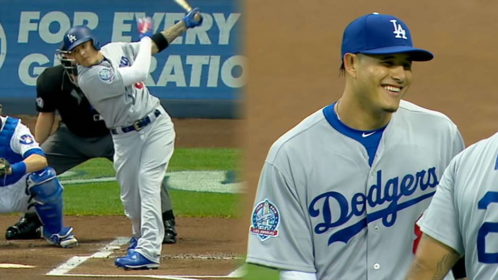 Manny Machado takes souvenir from first Dodgers home run