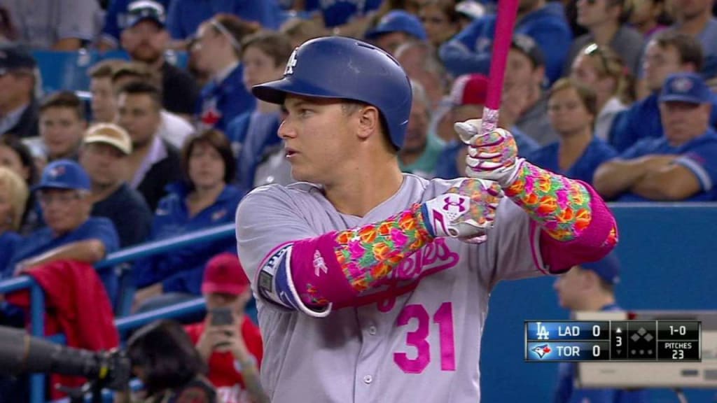 Dodgers use pink gear on Mother's Day