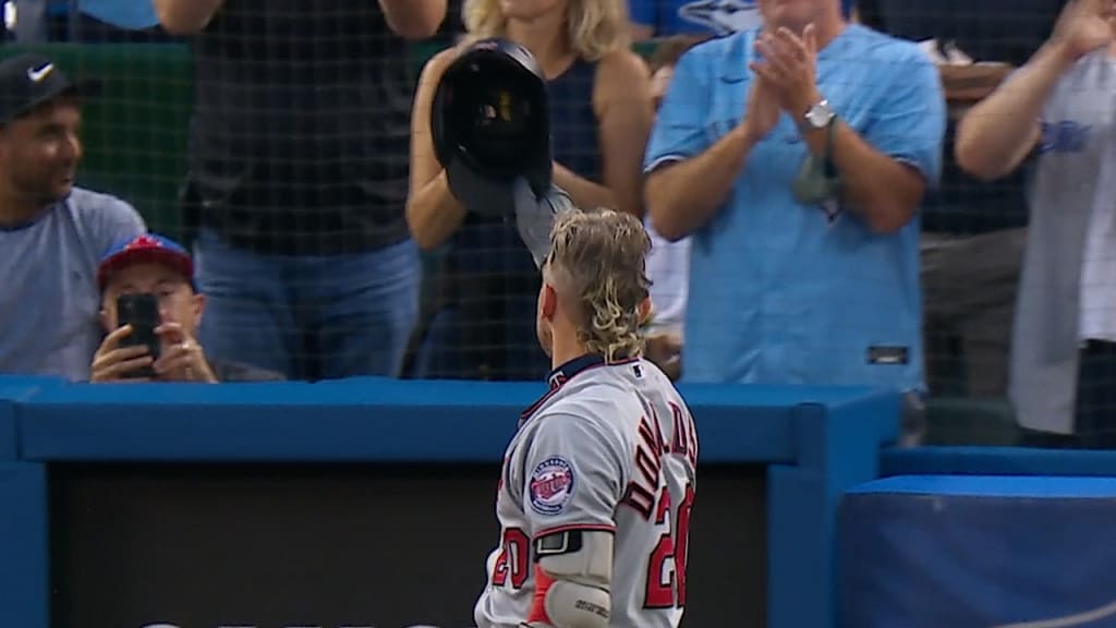 Josh Donaldson swapping jerseys with Vlad Guerrero a Blue Jays