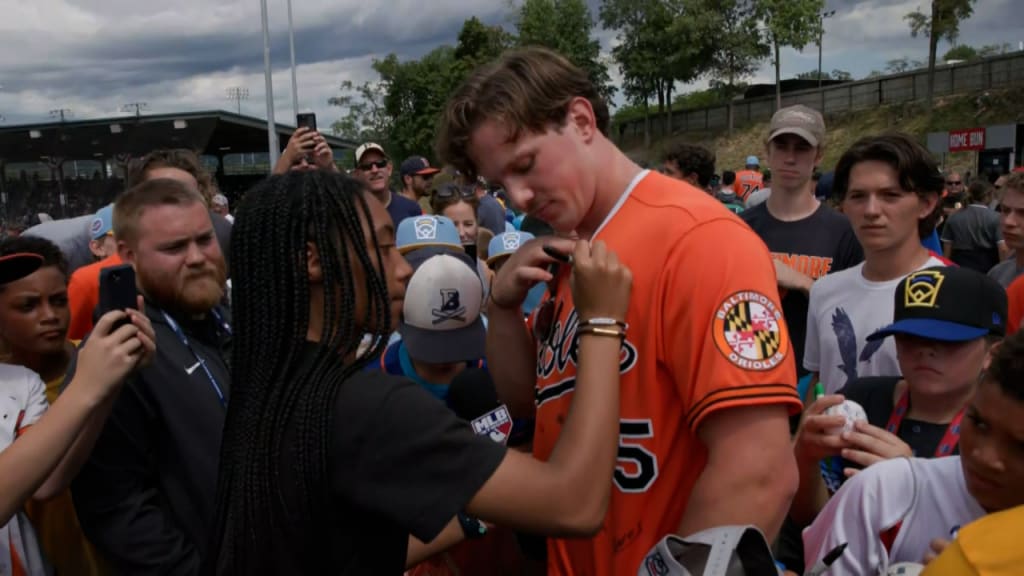 Kids Again: Red Sox, Orioles cardboard race Little Leaguers