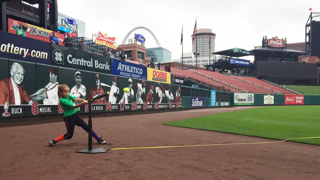 Cardinals host Reds at Busch