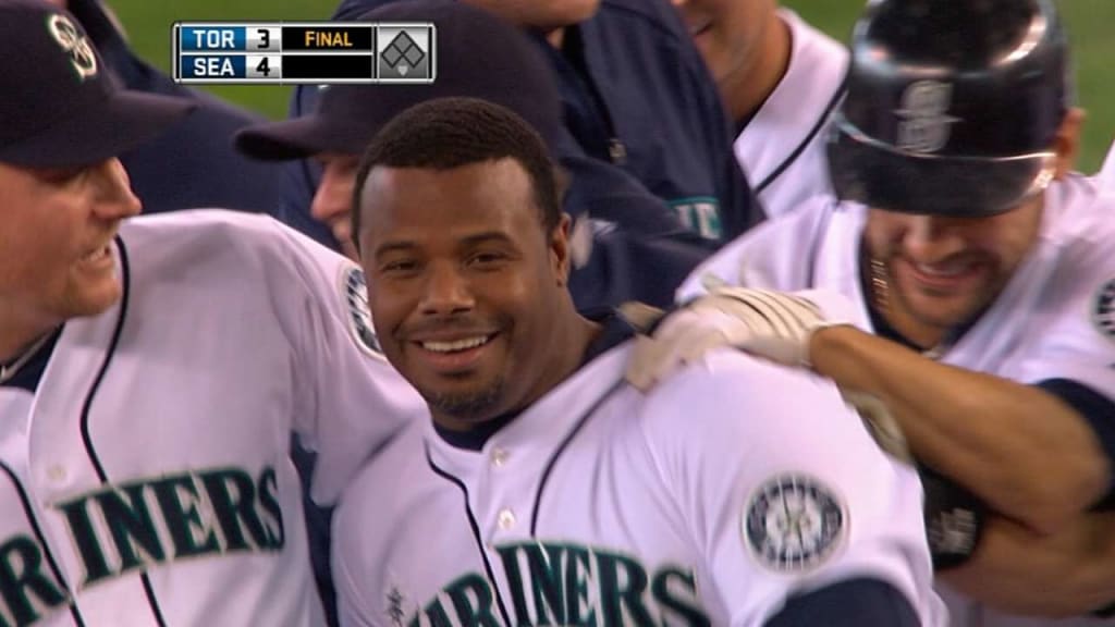 Griffey Jr goes to Hall with Mariners cap