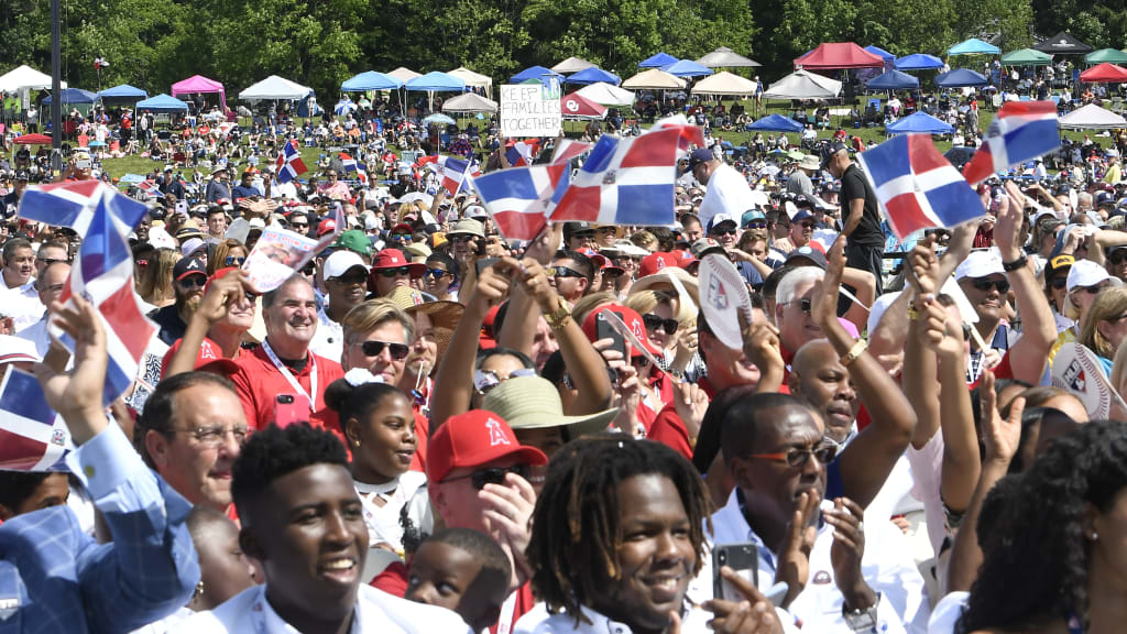 Photo from the 2018 Induction ceremony. Notice someone familiar in the bottom row? Yeah, I don't think Vlad Guerrero Jr. is going unnoticed anymore.