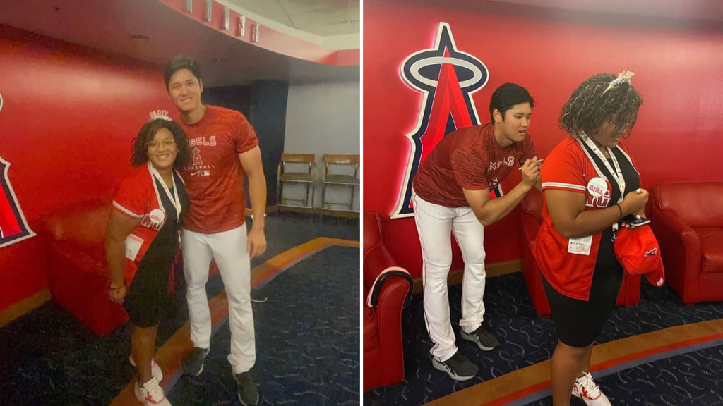 Carlos Correa's younger sister meets favorite baseball player