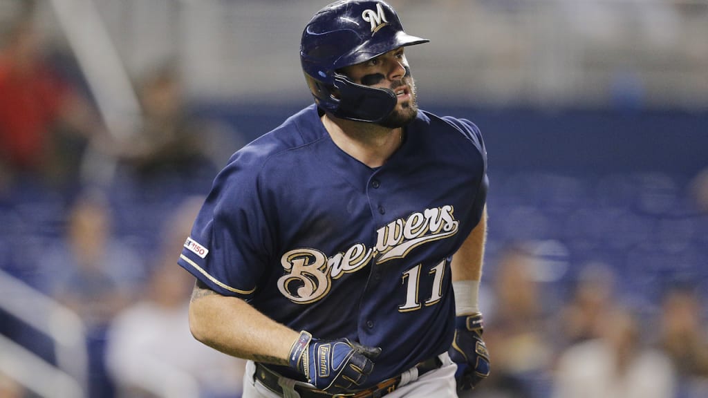 Mike Moustakas agrees to four-year, $64 million deal with