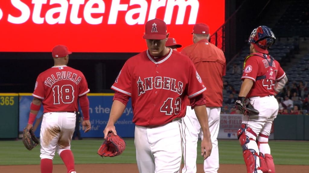 Indians fan hands Shohei Ohtani's first home-run ball to Angels