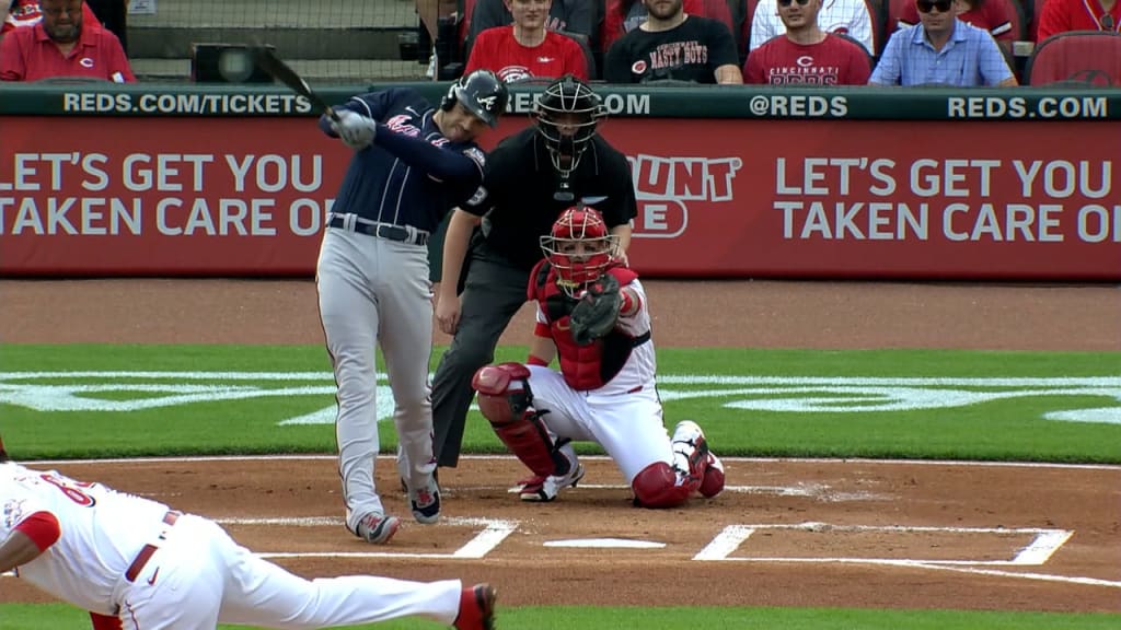 Braves relief ace Jesse Chavez carried off field with scary knee injury