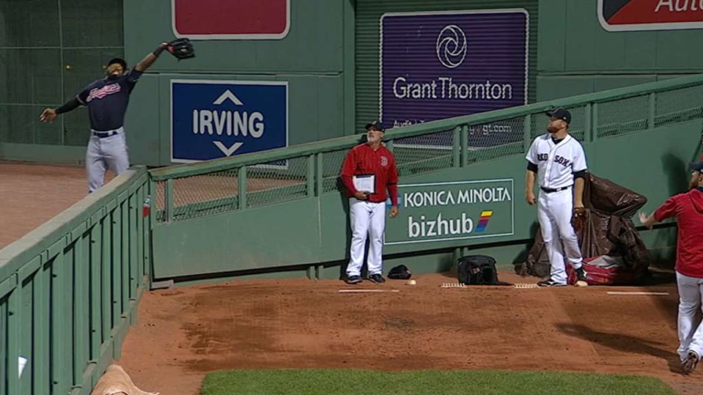 Austin Jackson jumps over wall and into Fenway bullpen to rob home run