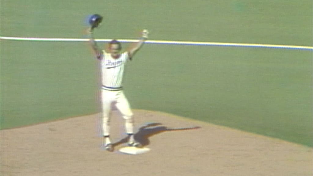 2 great third basemen, Mike Schmidt & George Brett, pictured here in the  1980 World Series.