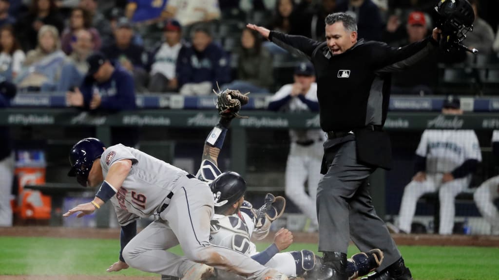 Manuel González comienza como chief umpire en las Series de Campeonato - El  Emergente