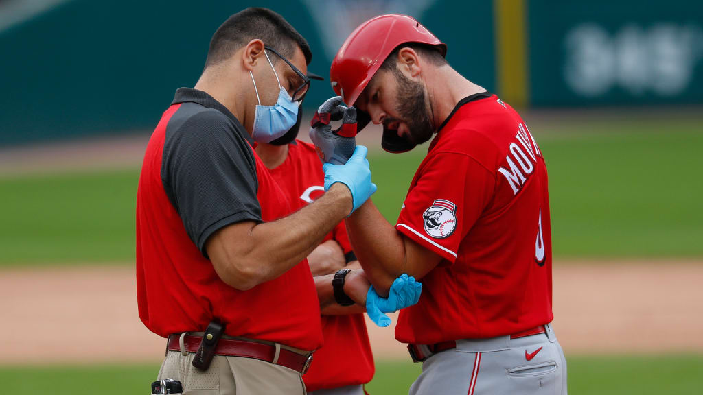 Former Reds infielder Moustakas signs deal with Rockies