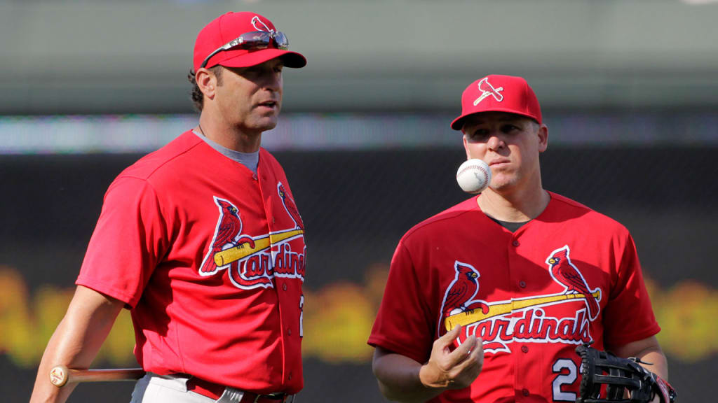 Manager Mike Matheny and Bill Mueller, who will serve as the Cardinals' assistant hitting coach in 2017. (AP)