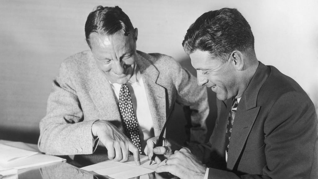 William Veeck Sr. sits with Charlie Grimm as the latter signs to become the Cubs' manager in August 1932.