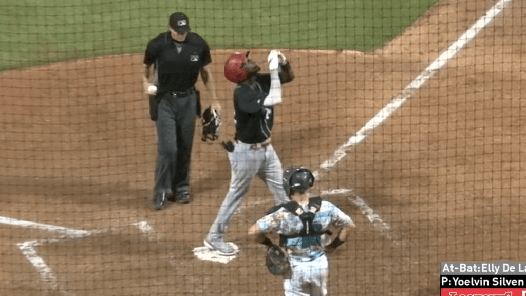 Highlight] The Braves nab Elly De La Cruz at home when he tries to