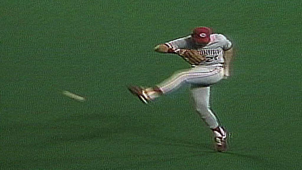 Cincinnati Reds pitcher Dave Burba throws to the Philadelphia