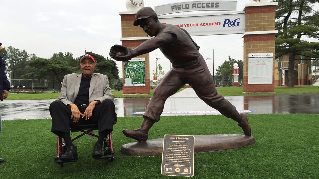 The Reds honored Harmon with a statue outside of the P&G Cincinnati MLB Youth Academy in 2015. (Mark Newman/MLB.com)