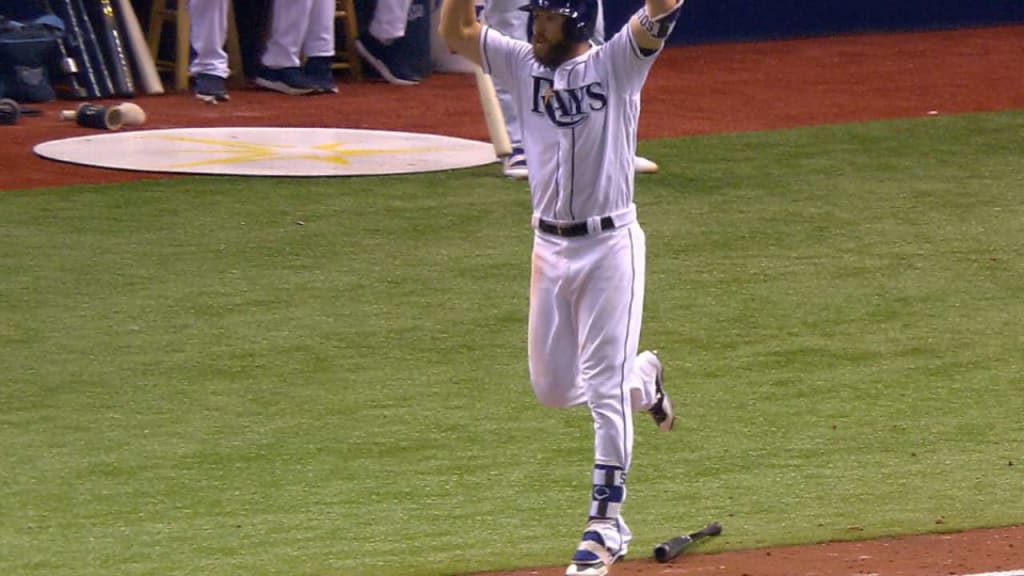 Souza Jr. tries to block throw