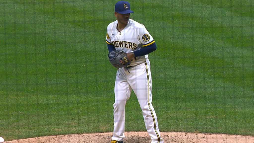 Brewers trade Orlando Arcia to Braves for two right-handed pitchers