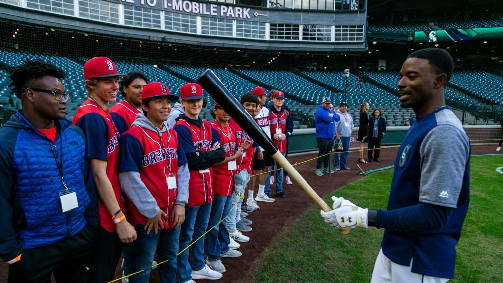 Former Mariner Dee Strange-Gordon took time to visit with Brewster student-athletes during their first visit in 2019.