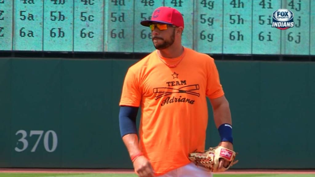 Indians players shave their heads for Mike Aviles' daughter