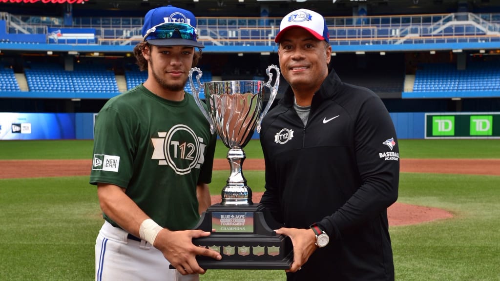 Blake Buckle accepts his award from Roberto Alomar.