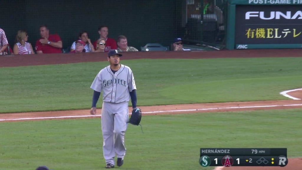 Hernandez strikes out Simmons