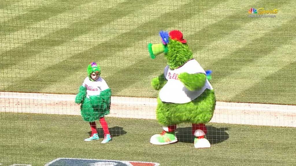 Phanatic dances with youngster