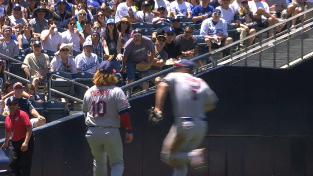 Seager's running backhanded grab