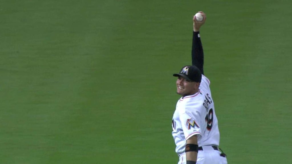 Fernandez shows quick reflexes to grab liner 