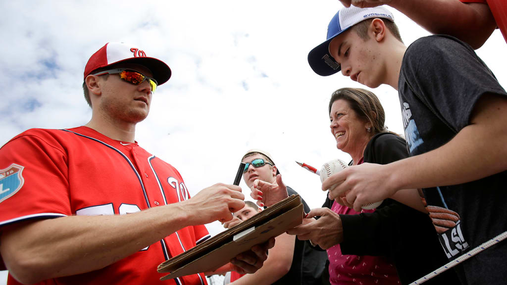 Jonathan Papelbon helps fight against cancer