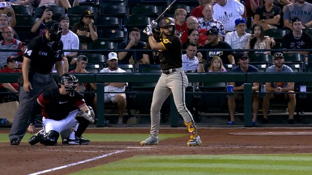 Padres' Fernando Tatís Jr. moves to outfield, GOES OFF! (2 homers, 4 hits)  