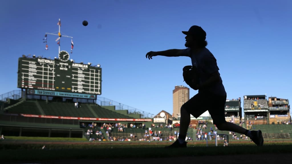 Chris Chelios, Eddie Vedder celebrate win in Chicago Cubs' clubhouse