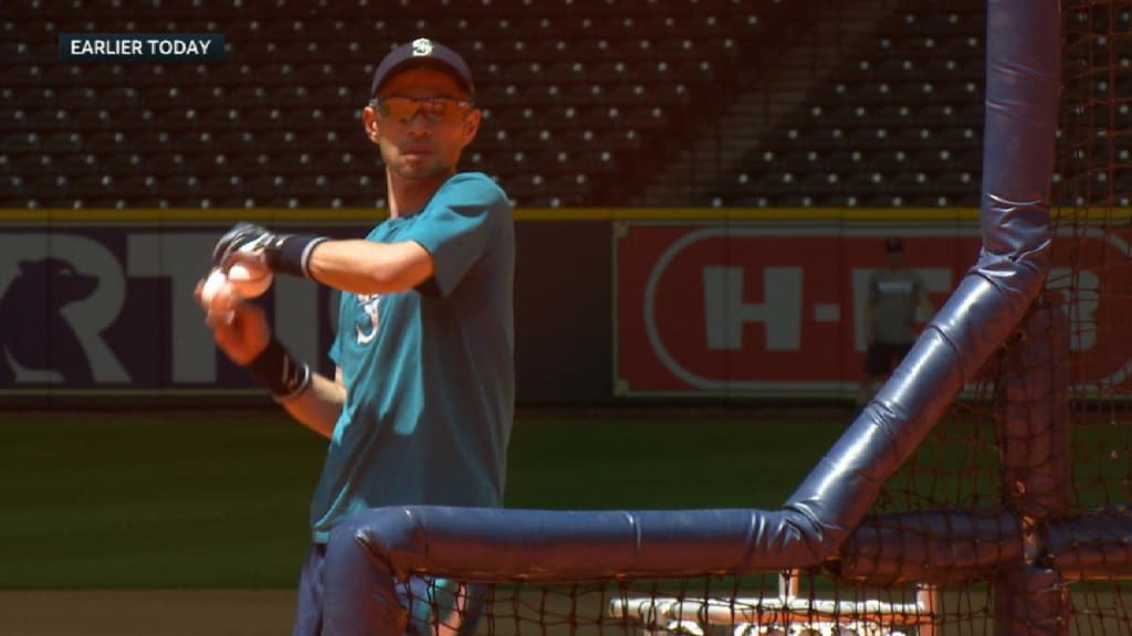 Ichiro Suzuki throws first pitch at Mariners' 2022 Opening Day in Seattle