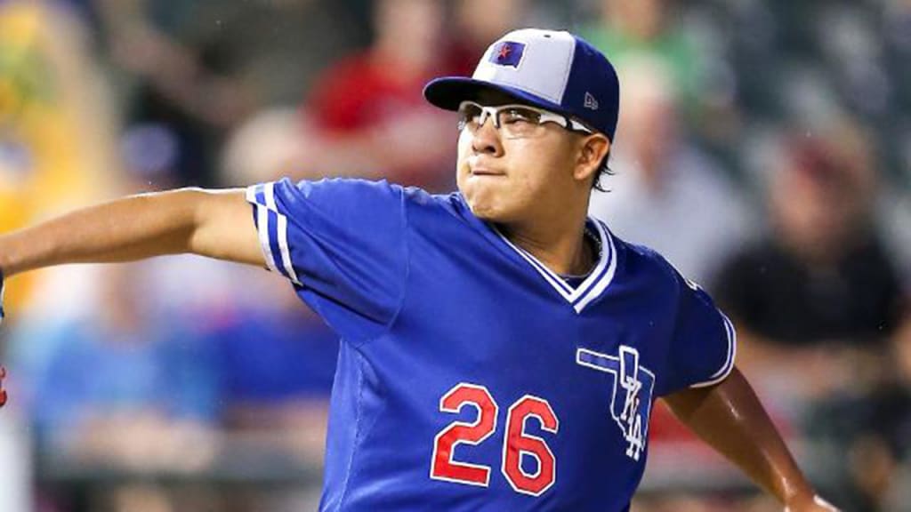 El mexicano Julio Urias en el entrenamiento con los Dodgers