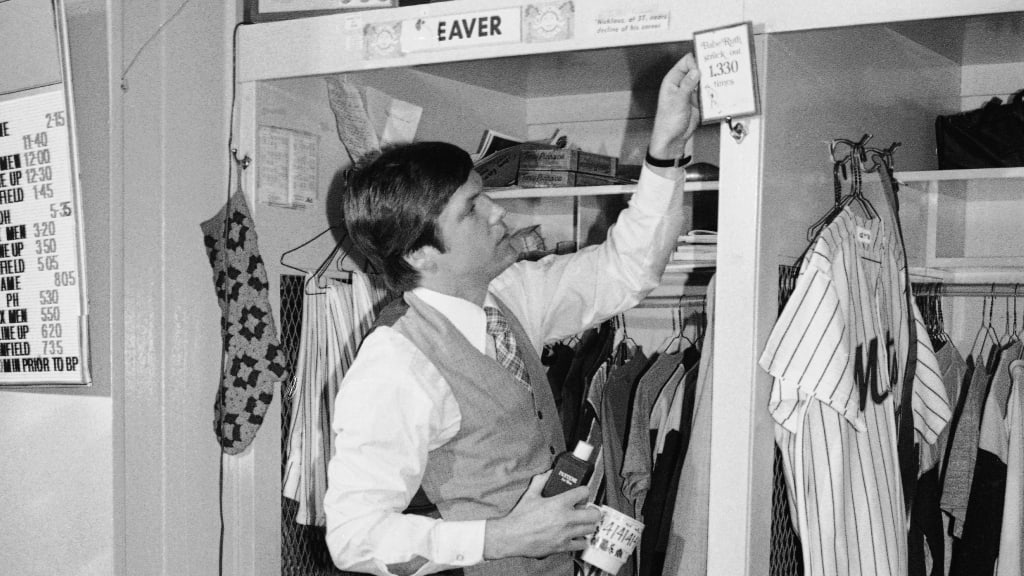 Tom Seaver cleans out his locker at Shea Stadium after he was dealt to the Reds in 1977. (AP)