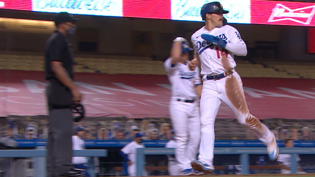 Enrique Hernández scores on error