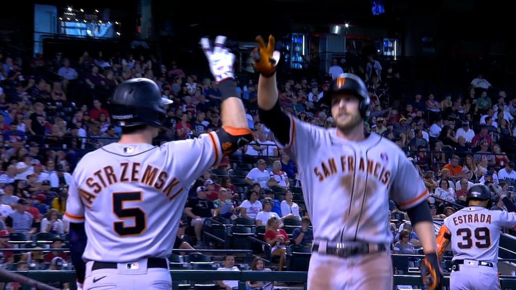 Buster Posey exits Giants game early with left thumb contusion