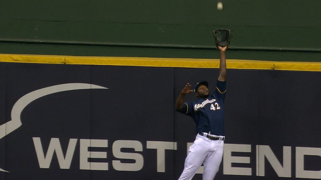 GIF of Lorenzo Cain's home-run saving catch