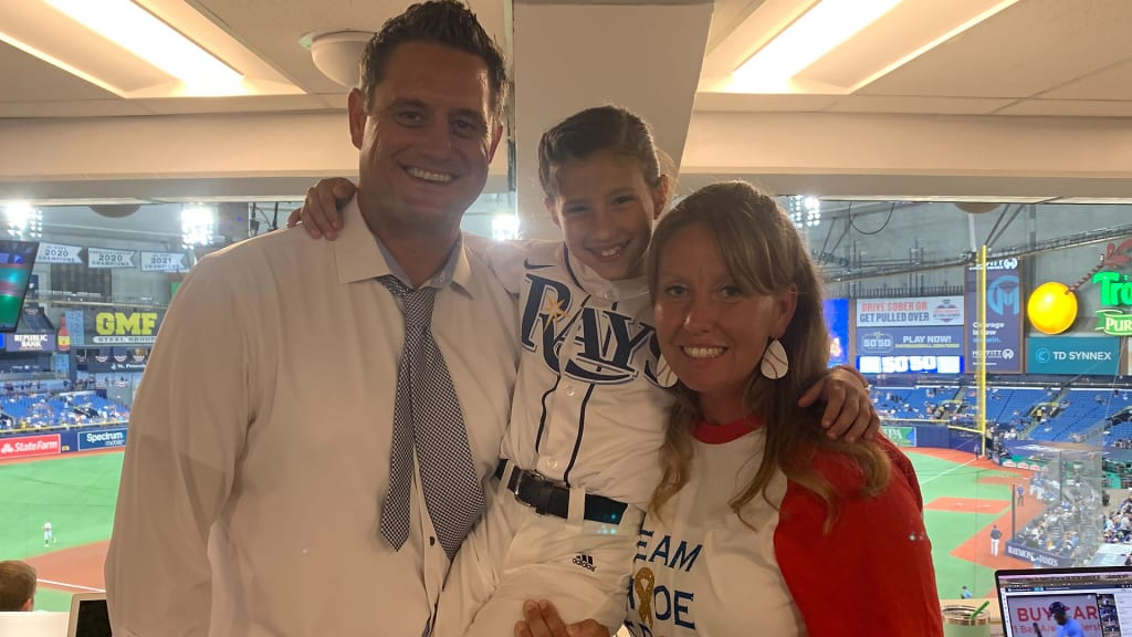 Chloe Grimes takes a photo with her mom and Bally Sports Sun analyst Doug Waechter.